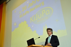 Bürgermeister und Jugenddezernent Dr. Franz Kahle gratuliert dem KiJuPa und dankt den Aktiven im Namen der Universitätsstadt für ihr Engagement. © Stadt Marburg, Birgit Heimrich