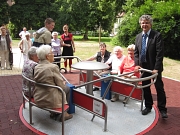 Kinderspielplatz Auf der Weide, Präsentation des Integrationkarussell mit Bürgermeister Herr Kahle und Interessierten