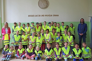 Kinderwarnwesten 2024 Das Bild zeigt eine Gruppe von Kindern, die Warnwesten an haben.