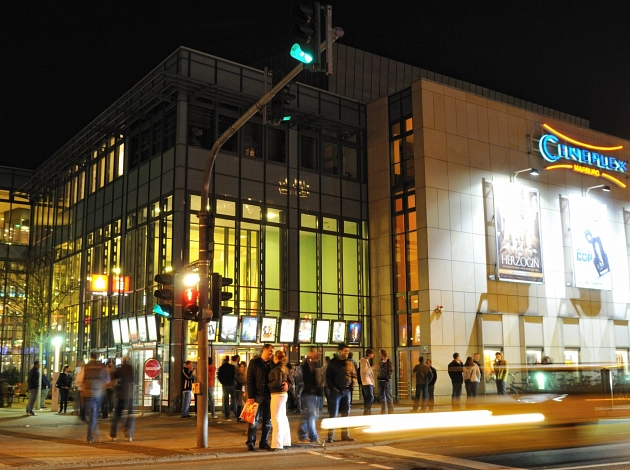 Das Kino Cineplex am Gerhard-Jahn-Platz bei Nacht