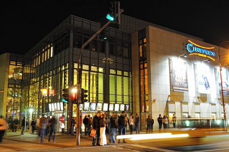 Das Kino Cineplex am Gerhard-Jahn-Platz bei Nacht © Georg Kronenberg
