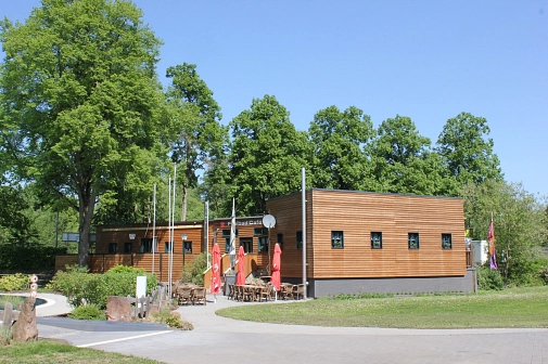 Kiosk des Freibads AquaMar Blick auf den Freibad-Kiosk des AquaMars mit Freiterrasse © Rolf Klinge, Stadt Marburg