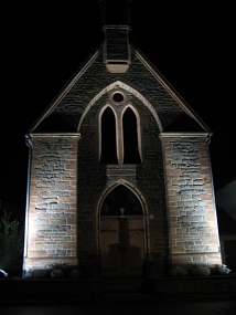 Die Kirche ist abends beleuchtet