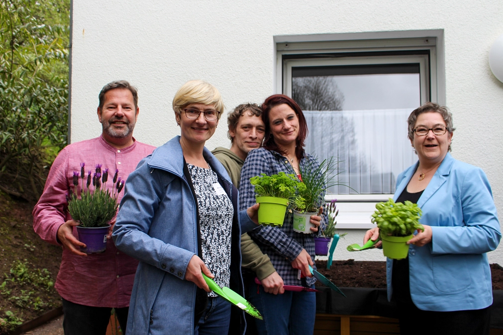 Kirsten Dinnebier (r.), Peter Schmidt (l.) und Monique Meier (2. v. l.) mit Bewohner*innen vor der Unterkunft In der Gemoll.&nbsp;&copy;&nbsp;Heike Döhn, i. A. d. Stadt Marburg