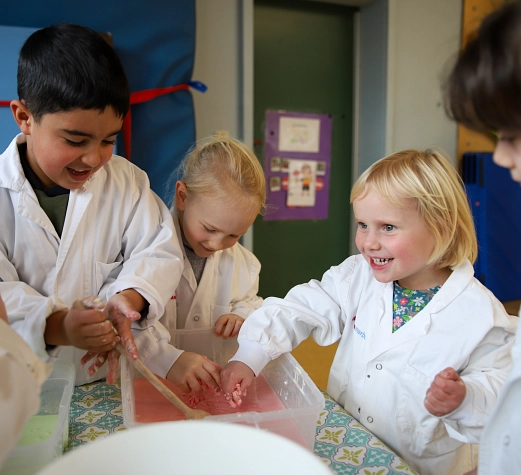 Kita-Kinder experimentieren mit Chemikum und GSK 2025 Vier Kinder matschen in einer Plastikkiste.