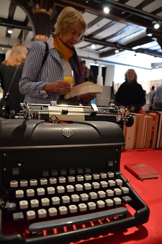 Auf einer zeitgenössischen Schreibmaschine können eigene Gedanken und Erinnerungen zu ’68 zu verfasst werden. © Stadt Marburg, Birgit Heimrich