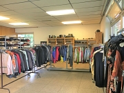 Sorgfältig und ansprechend nach Größen und Kleidungsart sortiert: In der Marburger Kleiderkammer erwartet die Kund*innen eine große Auswahl an gut erhaltenen Textilien und Schuhen.