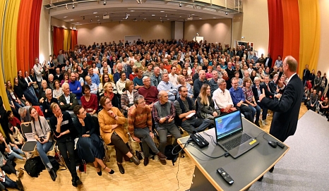 Sven Plöger spricht vor 700 Menschen im TTZ über Klimawandel - Chance zum Aufbruch. © Georg Kronenberg