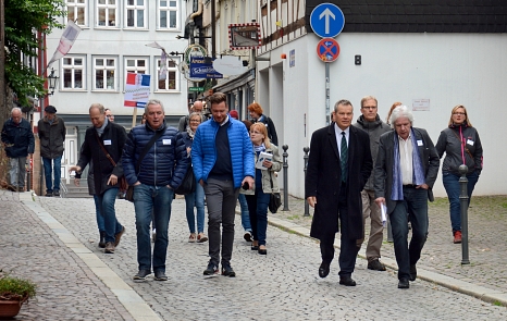 Knapp 30 Teilnehmer*innen waren gemeinsam mit Oberbürgermeister Dr. Thomas Spies (4. v. r.) beim Oberstadtspaziergang unterwegs. © Nadja Schwarzwäller i.A.d. Stadt Marburg