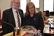 Marianne Wölk (rechts) ist neue Stadtverordnetenvorsteherin der Universitätsstadt Marburg. Zu den ersten Gratulanten gehörte Alterspräsident Jürgen Hertlein, der die konstituierende Sitzung bis dahin geleitet hatte.