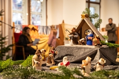 Krippen aus verschiedenen Ländern der Welt und aus verschiedenen Farben und Materialien geben einen Einblick in Weihnachten in aller Welt. © Patricia Grähling, Stadt Marburg