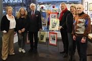 Die Ausstellung zum Marburger Künstlerkalender 2024  im VielRAUM besuchten Oberbürgermeister Dr. Thomas Spies (3.v.r.) und Oberstadtmanagerin Nadine Kümmel (2.v.r.).