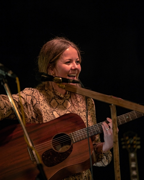Bei dem musikalischen Auftakt im Lutherischen Pfarrhof tritt auch die Sängerin und Poetry-Slammerin Eva Niedermeier auf. © Adam Vinzenz