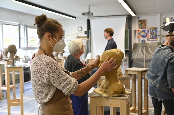 Eine Teilnehmerin des Kurses von Anna Kölle bei der Sommerakademie 2021 modelliert einen menschlichen Kopf © Georg Kronenberg