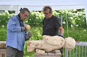 Zwei Teilnehmer des Kurses von Lilian Hasler bei der Sommerakademie 2021 schaffen eine Skulptur aus Holz