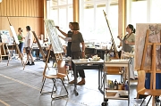 Beim Kurs von Martin Seidemann während der Sommerakademie 2021 stehen mehrere Teilnehmer*innen an Staffeleien und arbeiten mit Farbe und Pinsel