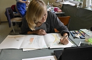 Eine Teilnehmerin des Kurses von Uta Schneider bei der Sommerakademie 2022 während des Zeichnens