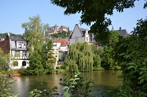 Lahnimpressionen: Blick über die Lahn auf die Häuser am Lahnufer und das Landgrafenschloss.
