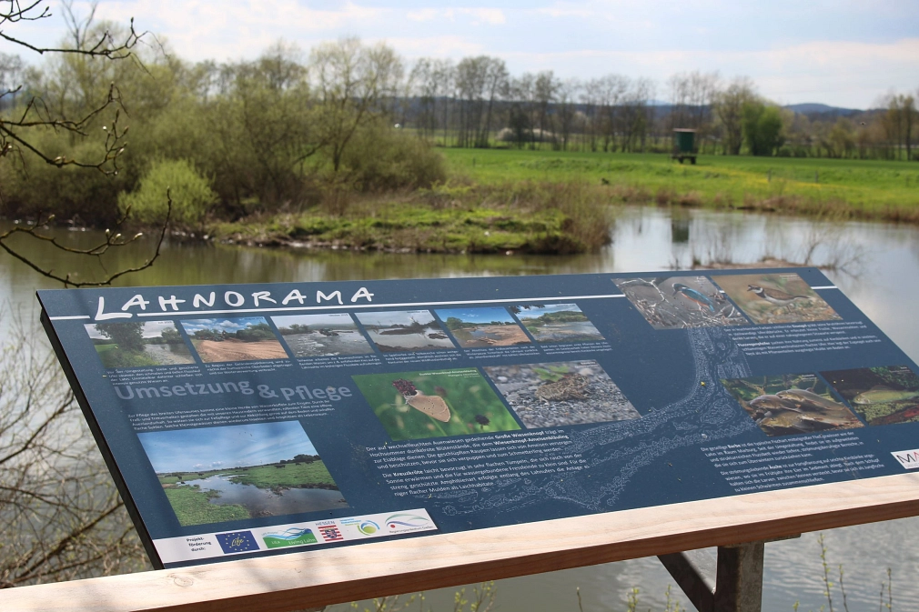 Foto von der Infotafel des Lahnorama, mit vielen Fotos und der Überschrift "Umsetzung und Pflege".