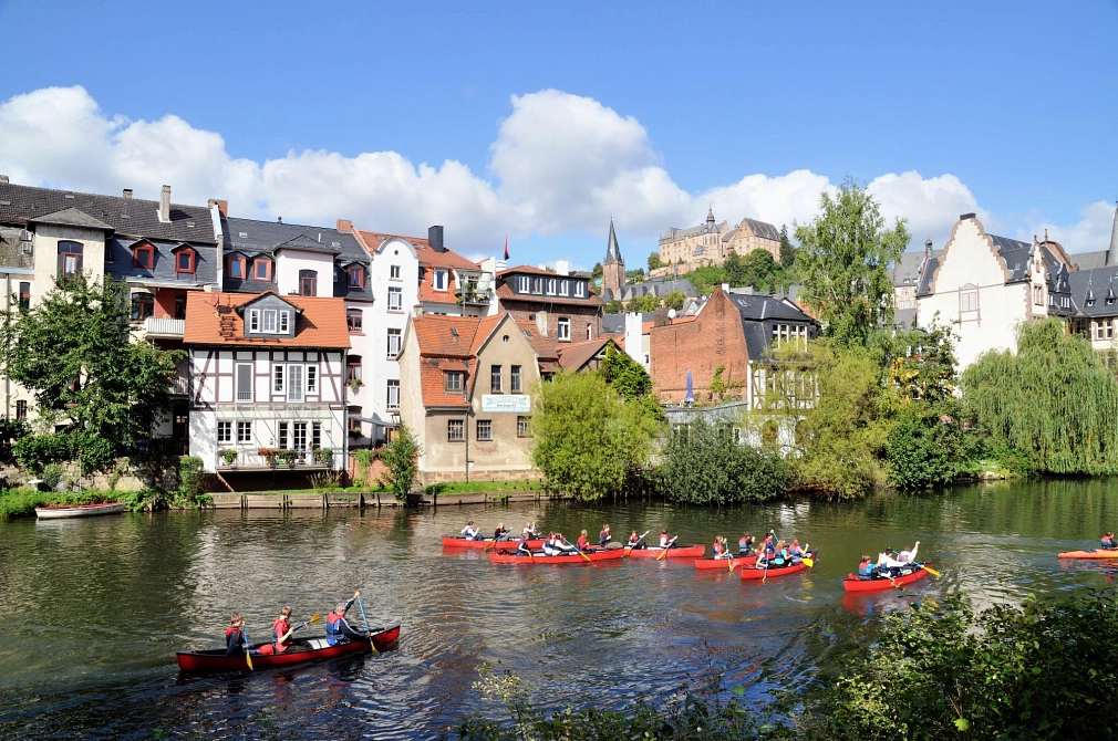 Lahnufer_Am Grün_Schlossblick Am Lahnufer in Weidenhausen: Sommer, Sonnenschein, mehrere Kanuboote auf der Lahn. © Georg Kronenberg