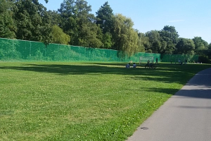 Lahnvorland Bolzplatz mit neuen grünen Ballfangnetzen