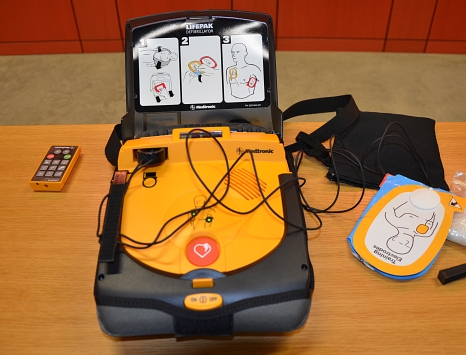 Mehr als 50 Laien-Defibrillatoren sind im Marburger Stadtgebiet für den Ernstfall verfügbar. Eines der Geräte steht im Erwin-Piscator-Haus. © Thomas Steinforth, Stadt Marburg