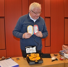Anschaulich erklärt Andreas Steih-Winkler, Fachmann für Arbeitssicherheit bei der Stadt Marburg, den Laien-Defibrillator. © Thomas Steinforth, Stadt Marburg