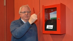 Andreas Steih-Winkler zeigt, wo sich der Defibrillator im Erwin-Piscator-Haus befindet. © Thomas Steinforth, Stadt Marburg