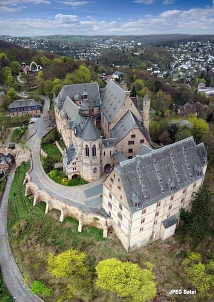 Das Marburger Landgrafenschloss mit dem Wilhelmsbau im Vordergrund - Aufnahme von Helicam Hessen, Bearbeitung von Philipp Matschoß