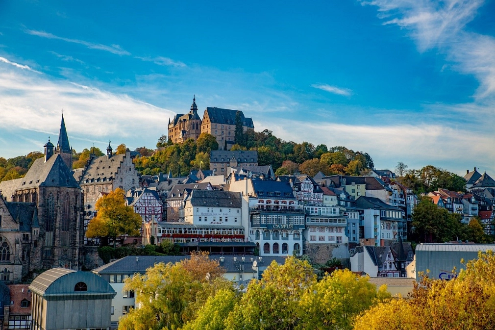 Landgrafenschloss.jpg Stadtansicht mit dem Landgrafenschloss und der Altstadt © Universitätsstadt Marburg