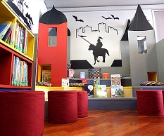 Die Leseburg in der Kinderbibliothek lädt Kinder und Eltern zum Schmökern und Vorlesen ein. © Universitätsstadt Marburg