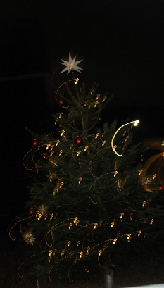 leuchtenter Weihnachtsbaum in Cyriaxweimar © Bernd Weimer