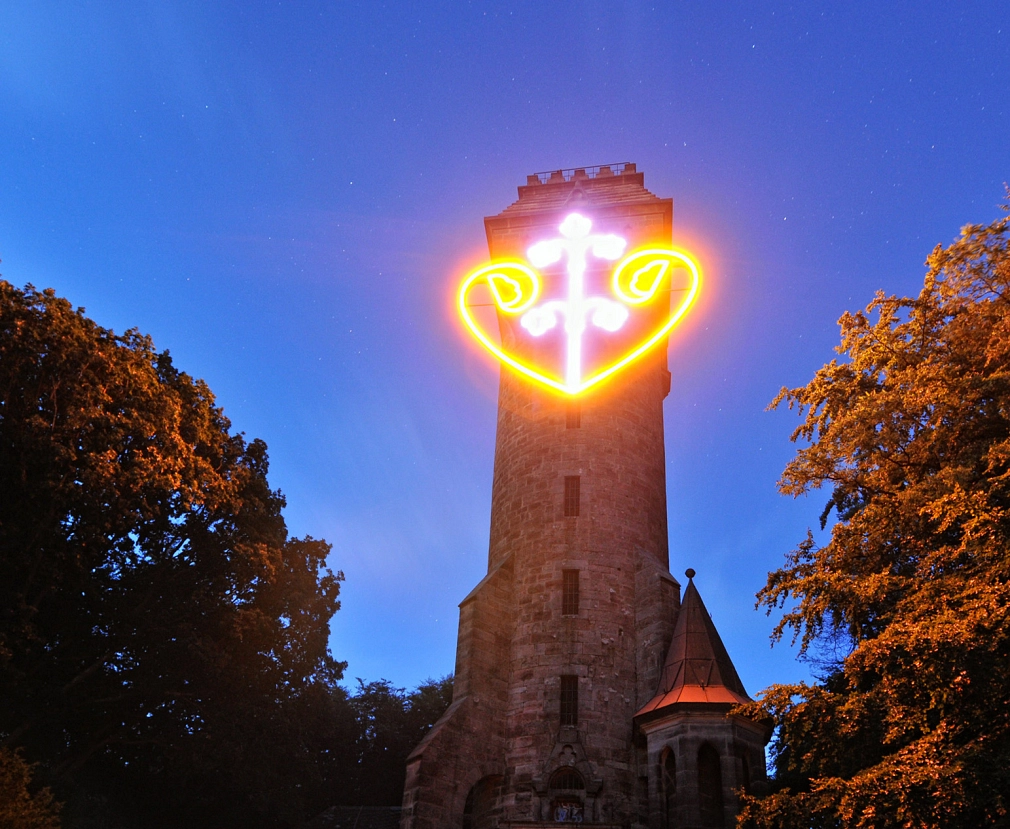 Das Lichtkunstwerk am Kaiser-Wilhelm-Turm leuchtet in der Abenddämmerung.&nbsp;&copy;&nbsp;Georg Kronenberg