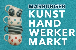 Logo des Kunsthandwerkermarkts in blau mit gestapelten Tassen