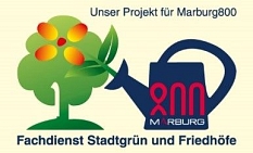 Logo FD 67 Unser Projekt für MR800 mit farbiger Zeichnung Baum, Blume und Gießkanne © Universitätsstadt Marburg, FD Stadtgrün & Friedhöfe
