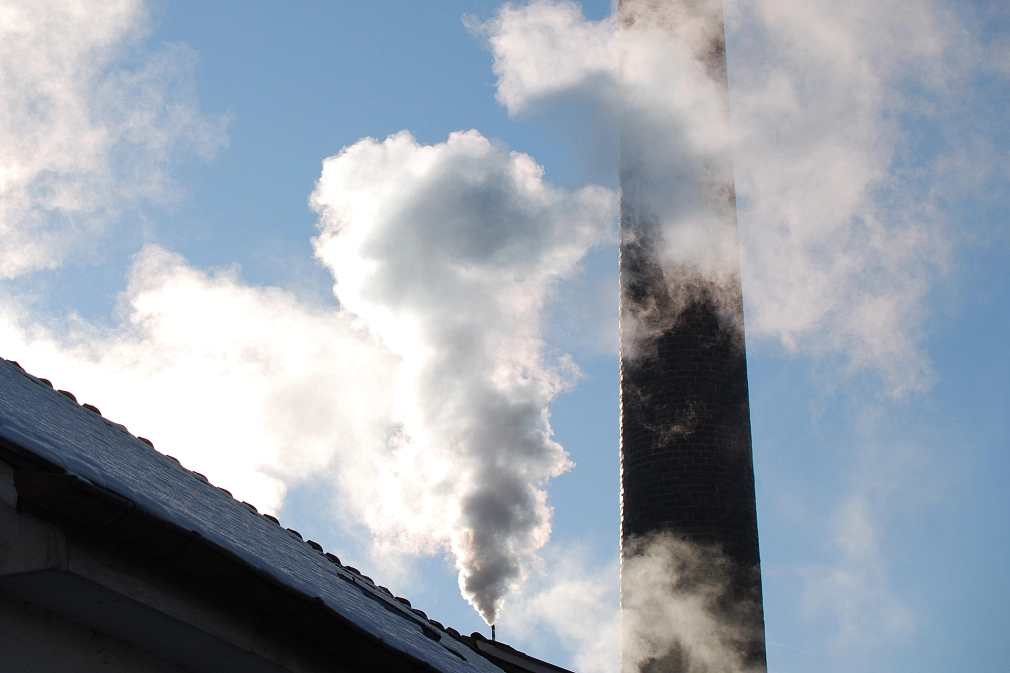 Luftverschmutzung: Abgase strömen aus einem Schornstein.&nbsp;&copy;&nbsp;Jochen Friedrich, Stadt Marburg