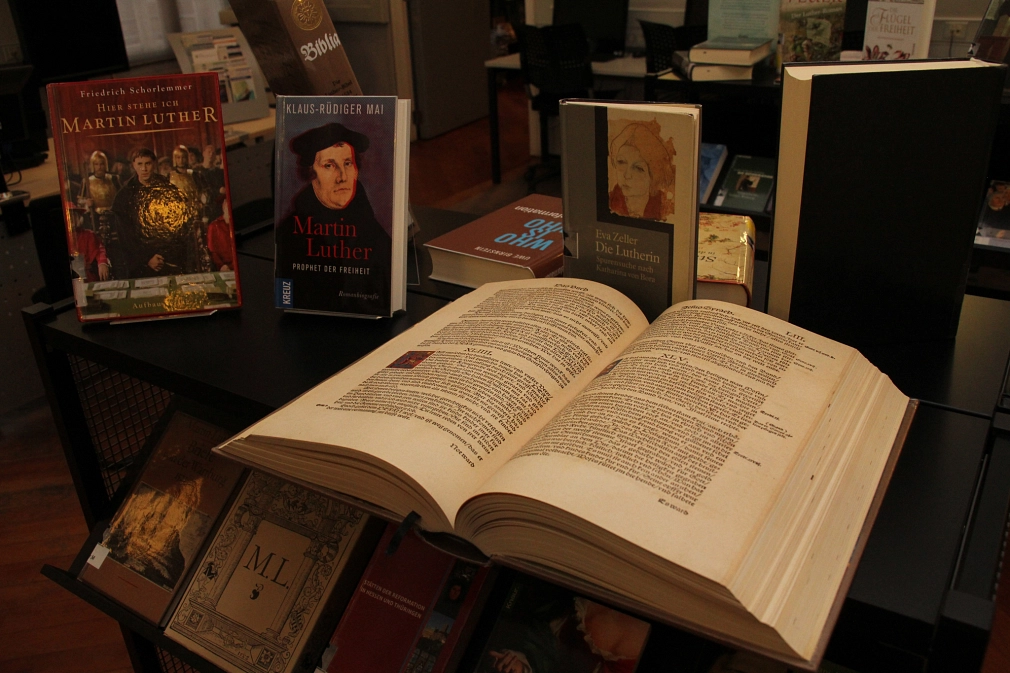 Ausstellung „Luther, die Reformation und Philipp der Großmütige“: Bücher und Bilder von Martin Luther in der Stadtbücherei