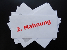 Ein Stapel von Briefumschlägen, darunter auf einem Umschlag der rote Text "2. Mahnung".