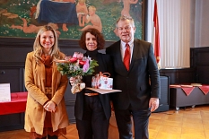 Maike Merz-Claes mit Oberbürgermeister Dr. Thomas Spies und Bürgermeisterin Nadine Bernshausen. © Beatrix Achinger, i.A.d. Stadt Marburg