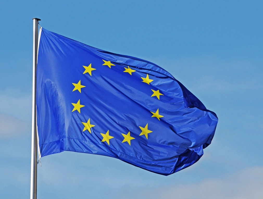 Marburg-Europawahl-EU-Flagge_iStock-134079853 Europawahl: Die Flagge der Europäischen Union weht im Wind. © iStock/vojtechvlk