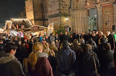 Rund 80 Marburgerinnen und Marburger gedachten am Abend vor der Pforte der Elisabethkirche der Opfer von Berlin. © Stadt Marburg, Philipp Höhn