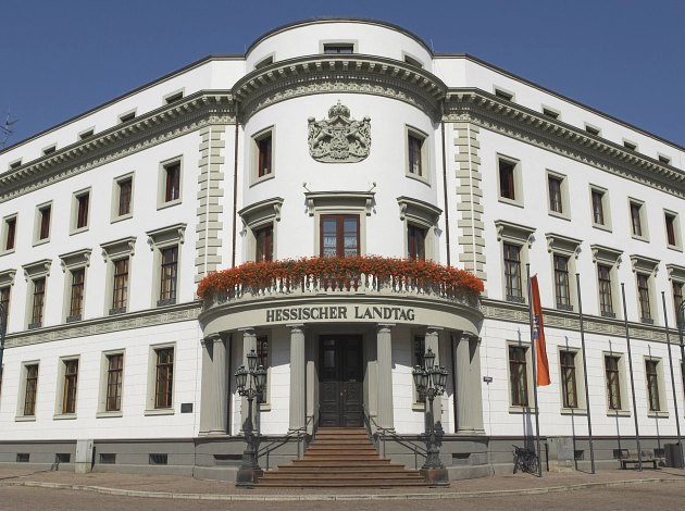Landtagswahl: Die Frontfassade mit Eingangsportal des hessischen Landtags in Wiesbaden bei sonnigem Wetter.