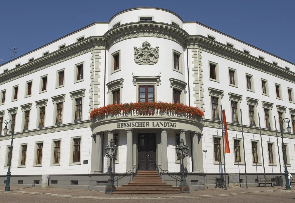 Marburg-Hessischer Landtag_iStock-1417606809 Landtagswahl: Die Frontfassade mit Eingangsportal des hessischen Landtags in Wiesbaden bei sonnigem Wetter. © iStock/Frank Wagner
