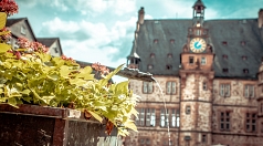 Blick auf das Marburger Rathaus, der Brunnen ist im Vordergrund.