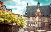 Blick auf das Marburger Rathaus, der Brunnen ist im Vordergrund.