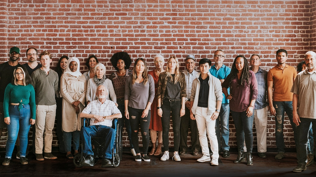 Eine Gruppe diverser Menschen steht in einer Reihe.&nbsp;&copy;&nbsp;iStock / Rawpixel