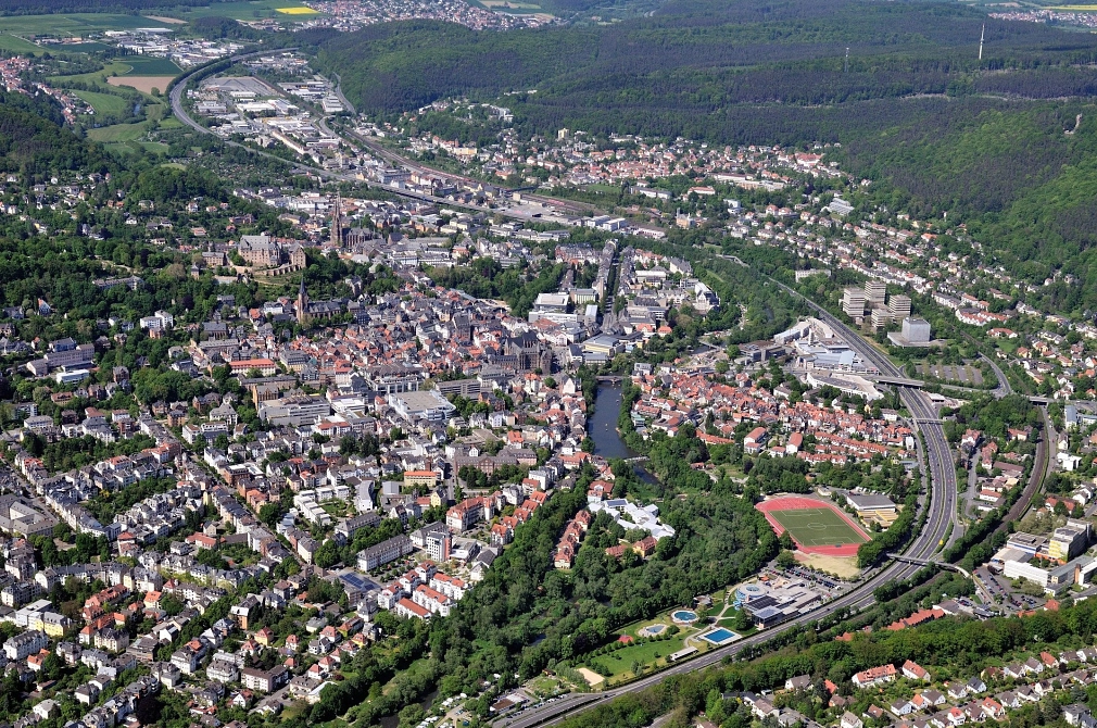 Luftaufnahme von Marburg im Sommer: Innenstadt, Lahn, Elisabethkirche, Georg-Gaßmann-Stadion, Philosophische Fakultät bis nach Wehrda.&nbsp;&copy;&nbsp;Georg Kronenberg