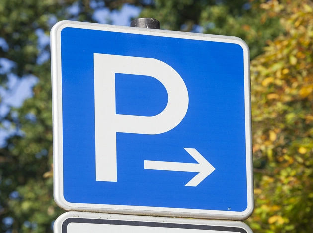 Hinweis auf einen Parkplatz: Ein Verkehrsschild 