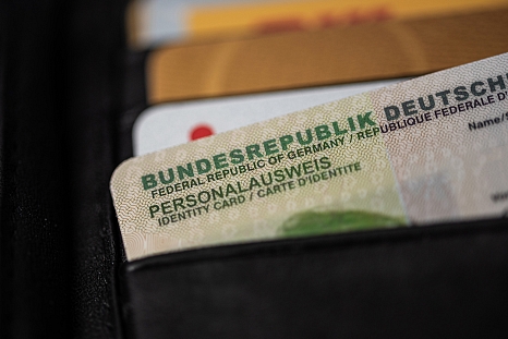 Deutscher Personalausweis im Portemonnaie © iStock / Christian Horz