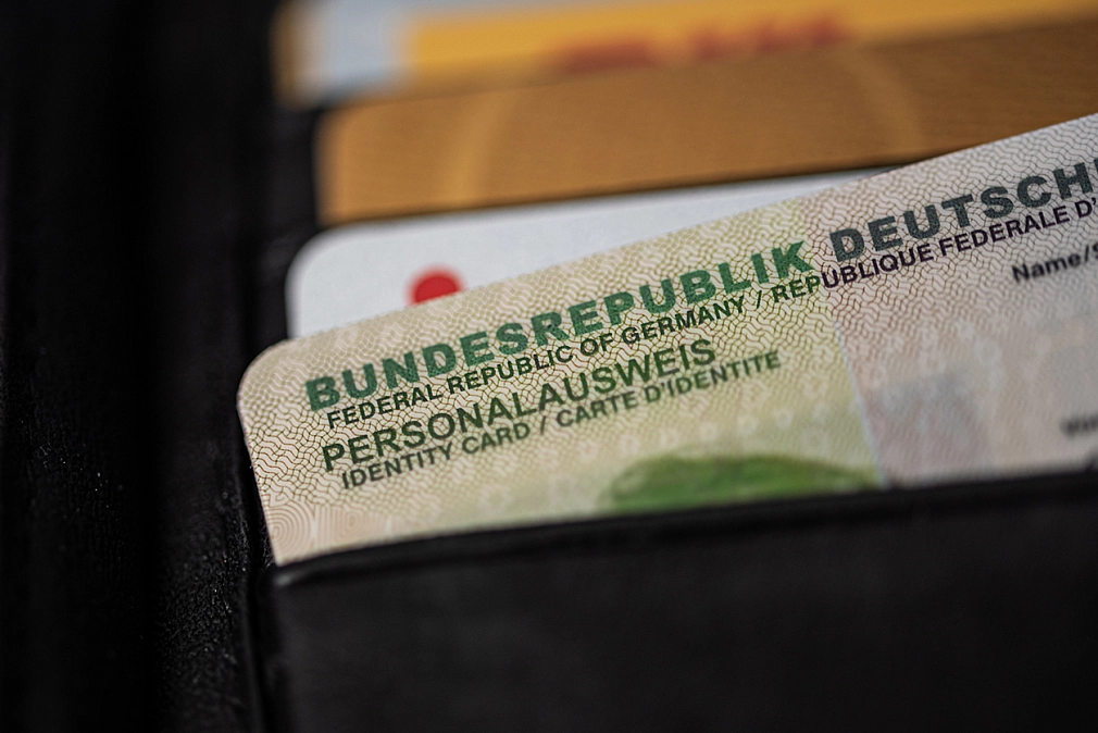 Marburg_Personalausweis_iStock-1338898766 Deutscher Personalausweis im Portemonnaie © iStock / Christian Horz